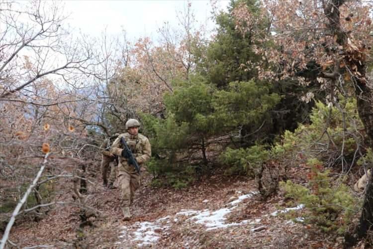 <p>Bakanlıktan yapılan a&ccedil;ıklamaya g&ouml;re, b&ouml;l&uuml;c&uuml; ter&ouml;r &ouml;rg&uuml;t&uuml; PKK/KCK'yı &uuml;lke g&uuml;ndeminden tamamen &ccedil;ıkarmak ve b&ouml;lgede barındığı değerlendirilen ter&ouml;ristleri etkisiz hale getirmek amacıyla 11 Ocak'ta başlatılan Eren operasyonları devam ediyor.&nbsp;</p>

<p>&nbsp;</p>
