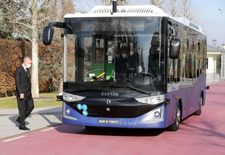 <p>Otonom Atak Electric, gücünü BMW tarafından geliştirilen 220 kWh kapasiteli bataryalardan alıyor ve 230 kW güce ulaşarak 2 bin 500 Nm tork üretebiliyor.</p>