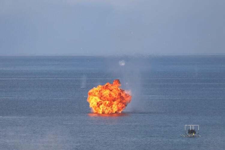 <p>Şi Jinping'in açıklamalarından sonra Çin ordusu Tayvan adası yakınlarında savaş uçakları ve gemilerin katıldığı gövde gösterilerine girişmişti.</p>
<p> </p>