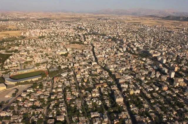 <p><strong>Adıyaman 2020 nüfusu</strong><br />
<br />
632 bin 459 kişi.</p>

<p>Geçen yıla göre;<br />
<br />
5 bin 994 kişi arttı.</p>
