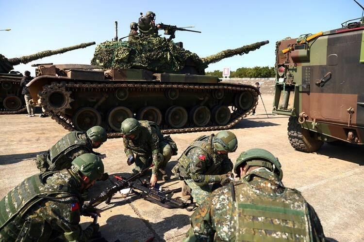 <p>Tankların yanı sıra havan ve zırhlı araçların da yer aldığı tatbikat, ABD'nin başkenti Washington'daki görev değişiminden saatler öncesinde gerçekleşmişti.</p>
<p> </p>