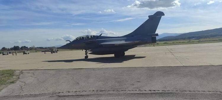 <p>Türkiye'ye karşı alınan altısı yeni 18 Rafale jeti için imzalar, Ocak ayı içinde Atina'da atılmıştı. Yunan medyası, Fransız üst düzey teknik ekibin Yunanistan'a geleceğini, İskiri adlı eğitim uçuşunda Rafale jetlerinin Yunan pilotların kontrolünde kalkış yapacağını daha önce yazmıştı.</p>
<p> </p>