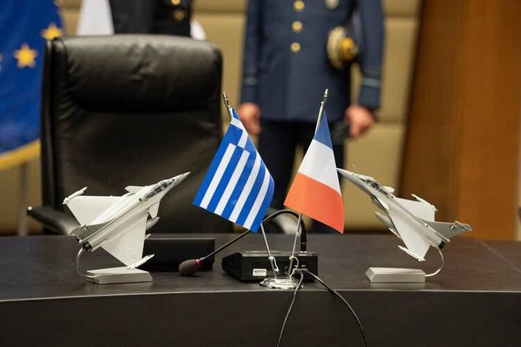 <p>Yunanistan, Ocka ayının son haftasında Fransa Savunma Bakanı Florence Parly'yi ağırladı. Atina'ya gelen Fransız bakan, Yunan mevkidaşı Nikos Panagiotopoulos ve Başbakan Kiryakos Miçotakis ile bir araya geldi. İmzalar kameralar önünde atıldı, Bakan Parly kısa süre içinde müttefikleri Yunanistan'a donanmanın yenilenmesi için de teklif sunacaklarını açıkladı.</p>
<p> </p>