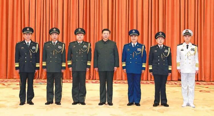 <p>Çin'li üst düzey bir generalin Mayıs ayı biterken Tayvan'a saldırabileceklerini söylemesi, dünyayı alarma geçirmişti. Çin Merkez Askeri Komisyonu Müşterek Kurmay Dairesi Başkanlığı'nın başındaki General Li Zuocheng, bağımsızlığı engellemek için askeri seçeneceğin masada olduğunu belirterek işgal sinyali verdi:</p>
<p> </p>
