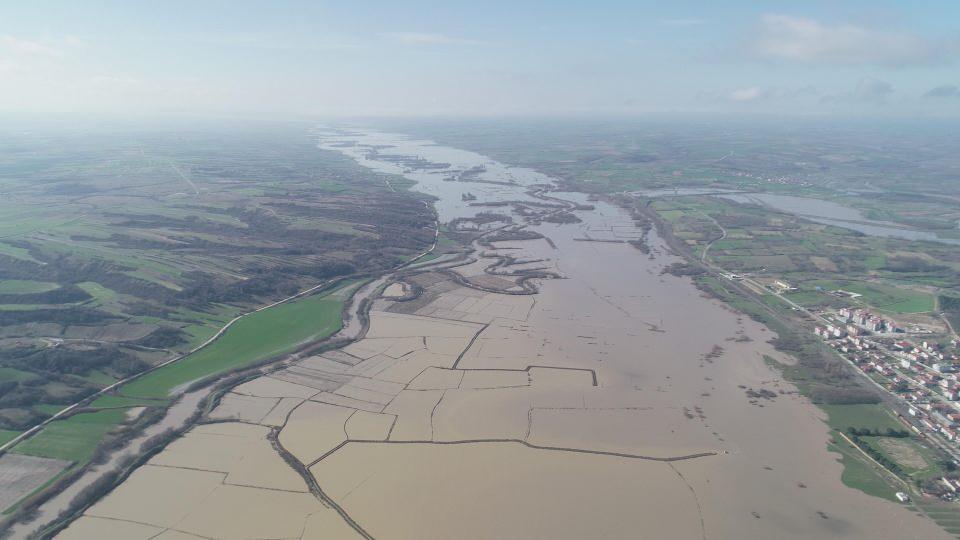 <p>Taşkın suları, Pehlivan il&ccedil;esine 30 metre kadar yaklaşırken, DSİ, taşkın olan b&ouml;lgelerde sulun akışını &ouml;nlemek i&ccedil;in setler kurmak i&ccedil;in &ccedil;alışma başlattı.</p>
