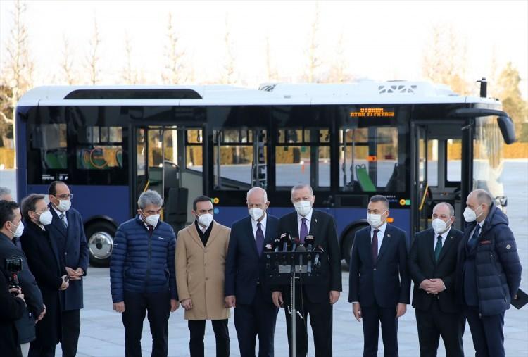 <p>Cumhurbaşkanı Erdoğan, dünyanın ilk elektrikli seri üretim ve sürücüsüz otobüsünün tanıtım programına katıldı ve test sürüşünü gerçekleştirdi. Erdoğan yolculuk sırasında, "Kabine toplantımıza mühendislerimizce geliştirilen dünyanın ilk seri üretim 4. seviye sürücüsüz elektrikli otobüsü Atak Electric'le gidiyoruz" dedi.</p>
