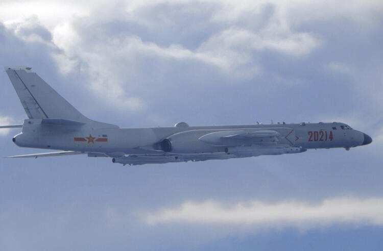 <p>Savunma Bakanlığı, Çin'e ait H-6 bombardıman uçağının Tayvan yakınlarına kadar sokulduğunu gösteren bu fotoğrafı paylaştı. Tayvan lideri Tsai Ing-wen'in sözcüsü Xavier Chang ise, Çin'e tatbikatı kısıtlama uyarısı yaptı.</p>

<p> </p>
