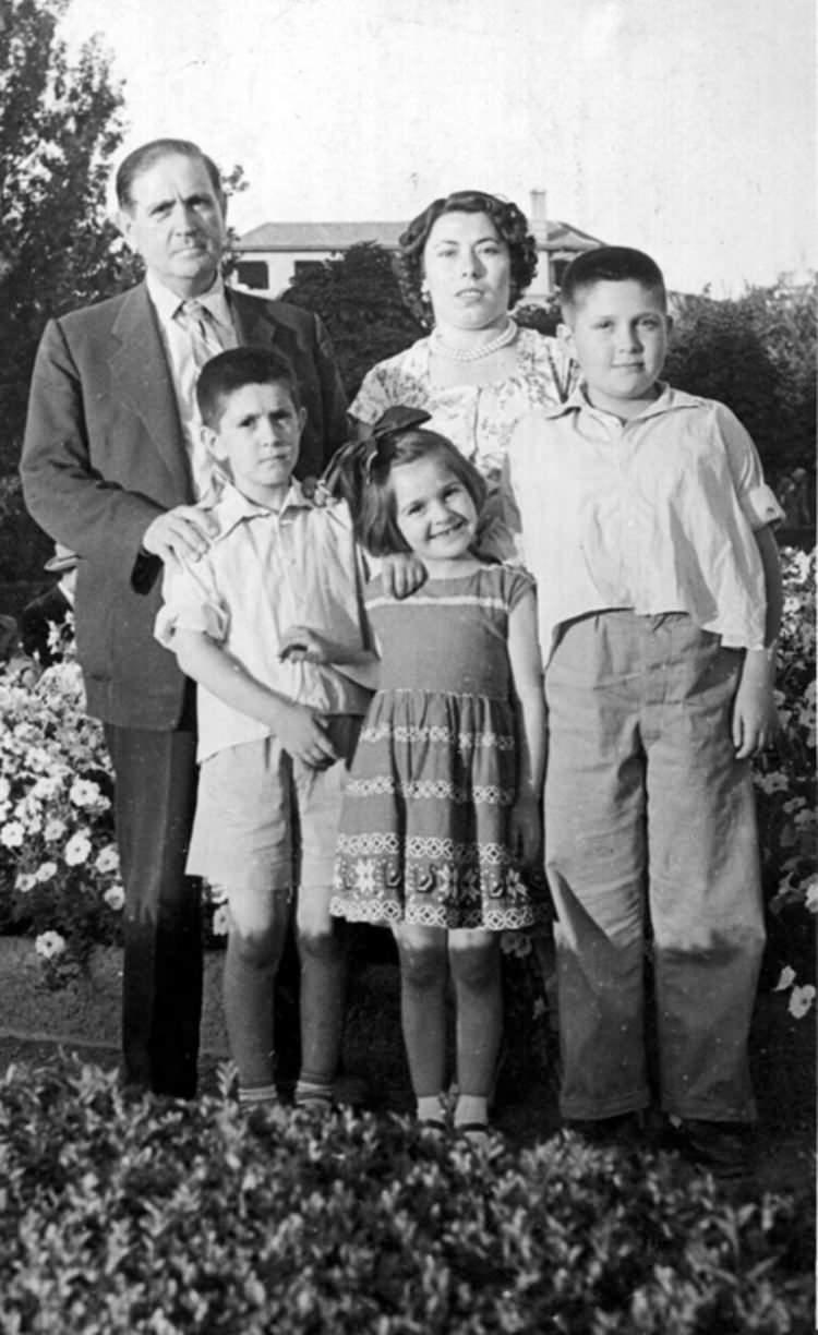 <p><strong>İSTANBUL, ÜSKÜDAR'DA DÜNYAYA GELDİ</strong><br />
<br />
Usta sanatçı, İsmail Hakkı Manço ile Türk müziği sanatçılarından Rikkat Uyanık çiftinin çocukları olarak 2 Ocak 1943'te, Üsküdar'da dünyaya geldi.</p>
