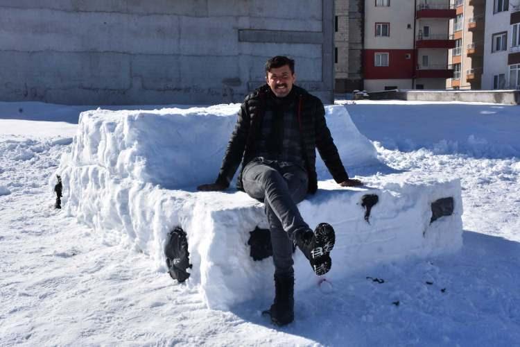 <p>Kent merkezinde Fatih Mahallesi'nde yaşayan inşaat iş&ccedil;isi Ramazan Urhan, kar yağışını sanata &ccedil;evirdi.&nbsp;</p>
