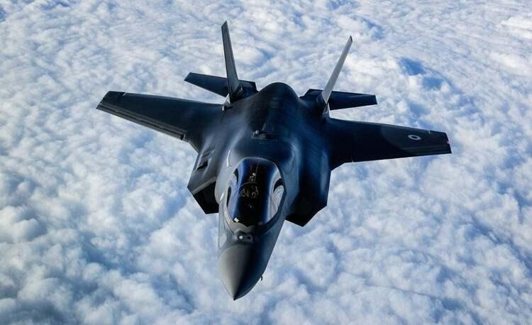 <p>Yunan medyası, daha önce Yunanistan'a ilk F-35'lerin 2021'de gönderileceğini yazmıştı. Haberlere göre, ABD ilk etapta üç kullanılmış savaş uçağını Yunanistan'a verecek ve jetler 25 Mart'taki törenlerde uçacaktı.</p>
<p> </p>