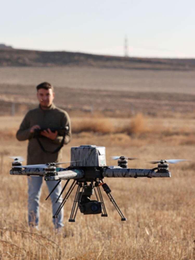 <p>Otopilot birimi sayesinde aracın otonom olarak uçuşunun sağlandığını dile getiren Birdir, "Bu birim platformu, sistemin aklı. Lapis olarak tüm alt sistemleri; mekanik, yazılım, donanım, elektronik donanım, sistem mühendisliği anlamında burada tasarlıyoruz. Bunların entegrasyonunu gerçekleştiriyoruz ardından uçuş testleriyle tüm bu sistemlerin kullanımını doğruluyoruz." dedi.</p>
<p> </p>