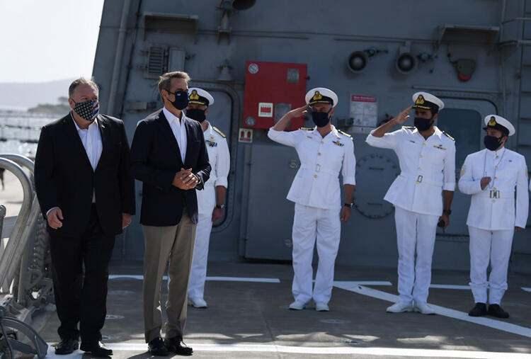 <p>Ardından Dışişleri Bakanı Mike Pompeo Yunanistan'a özel bir ziyaret yaptı, rotası kuzeydeki Selanik'ten güneydeki Girit'e uzanıyordu. Suda Üssü'nü Yunanistan Başbakanı Kiryakos Miçotakis'le birlikte gezen Pompeo'nun ziyaretinin hemen ardından sıra dışı bir gelişme yaşandı.</p>
<p> </p>