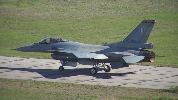 <p>Savunma Bakanı ayrıca Yunan ordusunun elindeki F-16'ların güncellenmeye başladığını, birkaç gün içinde ilk Yunan F-16 Viper modelinin ABD'ye uçacağını da aktardı. Atina yönetimi, her yıl 12 kaar F-16'yı en üst seviye olan Viper'e yükseltmeyi hedefliyor. Fransa'dan alınan Rafale jetlerinin kendi silahlarını taşıyacağını ve benzer silahların Türkiye'de bulunmadığını savunan Yunan bakan, "Hepimiz umalım ki silahları kullanmak zorunda kalmayalım" ifadesini kullandı.</p>
<p> </p>