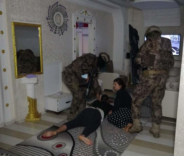 <p>İl Emniyet M&uuml;d&uuml;rl&uuml;ğ&uuml; Narkotik Su&ccedil;larla M&uuml;cadele Şube M&uuml;d&uuml;rl&uuml;ğ&uuml; ekipleri, şafak vakti Bursa merkezli Ankara, İstanbul, Tekirdağ ve Balıkesir ile Karacabey il&ccedil;esinde uyuşturucu ticareti yaptıkları tespit edilen ş&uuml;phelilere y&ouml;nelik eş zamanlı operasyon d&uuml;zenledi.&nbsp;</p>
