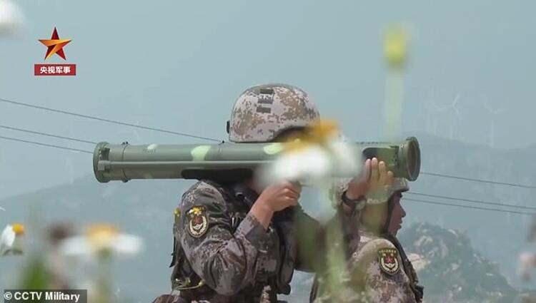 <p>Uluslararası medya, gövde gösterisinin zamanlamasına özellikle dikkat çekiyor. Zira, Çin, Tayvan adına casuslukla suçladığı 100'den fazla kişiyi yakaladıktan sonra tatbikata girişti.</p>
<p> </p>