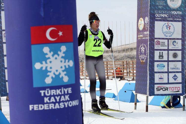 <p>Kentte daha önce düzenlenen 2011 Dünya Üniversiteler Kış Oyunları'ndan sonra Türkiye'de ilk defa düzenlenen şampiyonaya katılan sporcular, dereceye girmek için kıyasıya mücadele ediyor.</p>

<p> </p>
