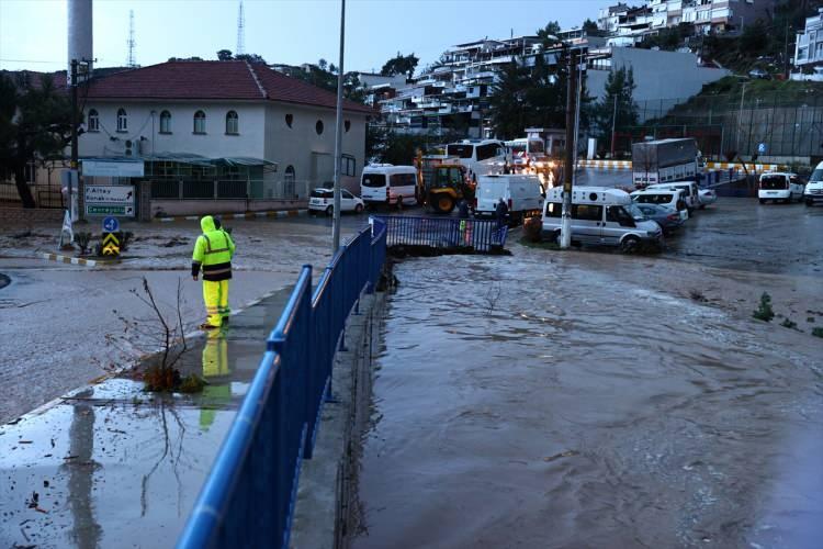 İzmir'de sağanak yine hayatı felç etti! CHP'li Belediye Başkanı uyardı: Trafiğe çıkmayın!