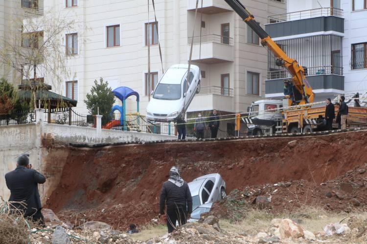<p>Olay, gece ge&ccedil; saatlerde Doğukent Mahallesi'nde meydana geldi. İş makinesiyle temeli kazılan inşaatın yanında bulunan sitenin istinat duvarı, aşırı yağışların etkisiyle &ccedil;&ouml;kt&uuml;.&nbsp;</p>
