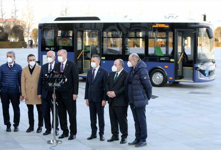 <p><strong>TEK ŞARJ İLE 300 KM YOL GİDEBİLİYOR</strong></p>
<p>Karsan'ın Otonom Atak Electric modeli, Avrupa'nın ilk Seviye 4 otonom özelliklerine sahip otobüsü olması ile öne çıkıyor. 8 metre sınıfındaki yüzde 100 elektrikli toplu taşıma aracı, bir başka Türk şirket ADASTEC ile yapılan işbirliği ile geliştirildi.</p>