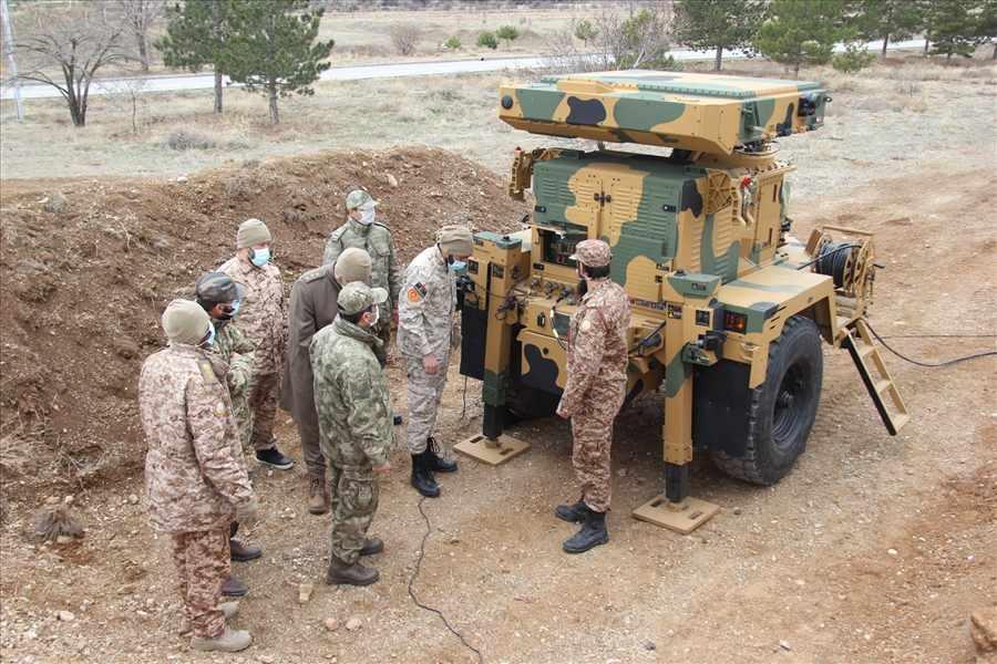 <p>Libyalı personele; dronsavar, radar sistemleri, modernize çekili top eğitimleri gibi hava savunma sistemlerine yönelik kapsamlı eğitimler verildi. </p>
