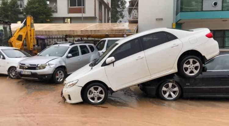 <p>Sel suları nedeniyle araçlar yolda mahsur kalırken, sürücülerin imdadına İl Emniyet Müdürlüğü Trafik Denetleme Şube Müdürlüğü ekipleri yetişti. Sel suları nedeniyle ilerleyemeyen bazı araçlar çekici vasıtasıyla yoldan kaldırılırken, bazı araçları trafik polislerinin de yardımıyla vatandaşlar iterek sulardan çıkarmaya çalıştı.</p>