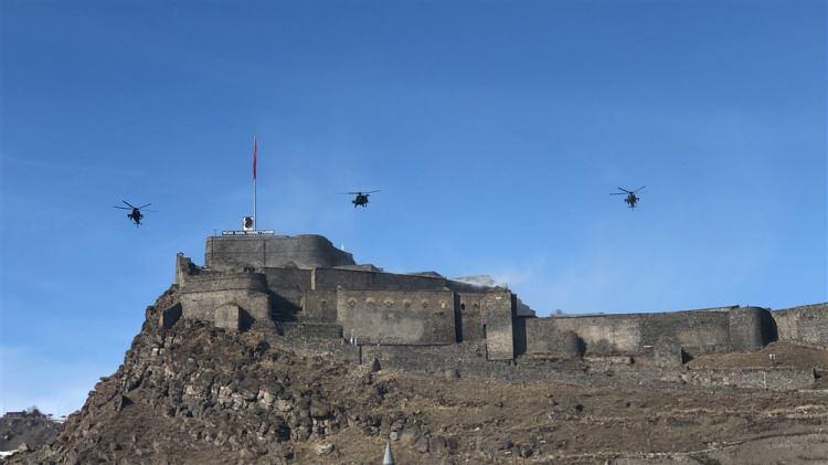 <p>T&uuml;rk Silahlı Kuvvetleri'nin Kars'ta Azerbaycan ordusunun ortaklaşa ger&ccedil;ekleşeceği tatbikat &ouml;ncesi 3 Atak helikopteri ile kısa bir g&ouml;steri u&ccedil;uşu yapıldı.&nbsp;</p>

