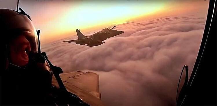 <p>Haberlerde, Rafale jetlerinin ilk testinin Atina yakınlarındaki Tanagra'dan havalanacak uçaklarla Ege Denizi semalarında gerçekleşeceği kaydedilmişti.</p>
<p> </p>