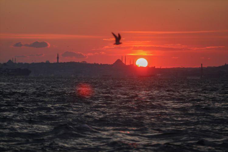 <p>Ambeskovic, İstanbul'da karşılaştığı herkesin salgın konusunda son derece disiplinli olduğunu vurgulayarak, "Mesela maskenizi mi unuttunuz, daha bir adım atmadan uyarılıyorsunuz. Bu da önce kendimizi ve etrafımızdakileri düşünmemiz gerektiğinin en güzel işareti." dedi.</p>