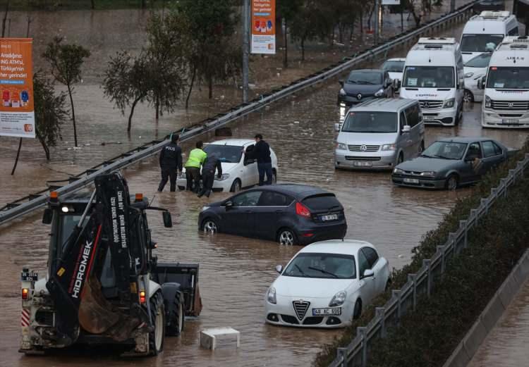 <p>laşıma kapanan Karşıyaka Anadolu Caddesi'nde çok sayıda araç ve otobüs su içinde kaldı. Suların çekilmesiyle mahsur kalan vatandaşlar ve araçları kurtarıldı.</p>