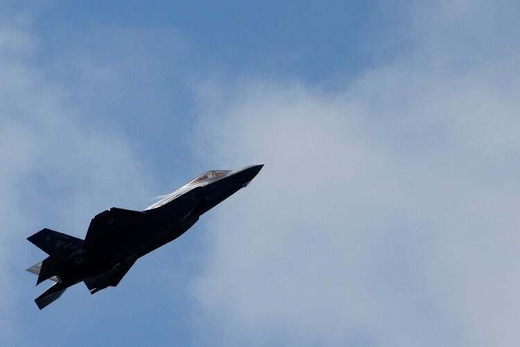 <p>40 yeni savaş uçağı programının 18 Rafale jetinin alınmasıyla başladığını belirten Yunan Bakan, ABD'den beşinci nesil F-35 savaş uçaklarını da isteyeceklerini ilk kez resmen açıkladı.</p>
<p> </p>