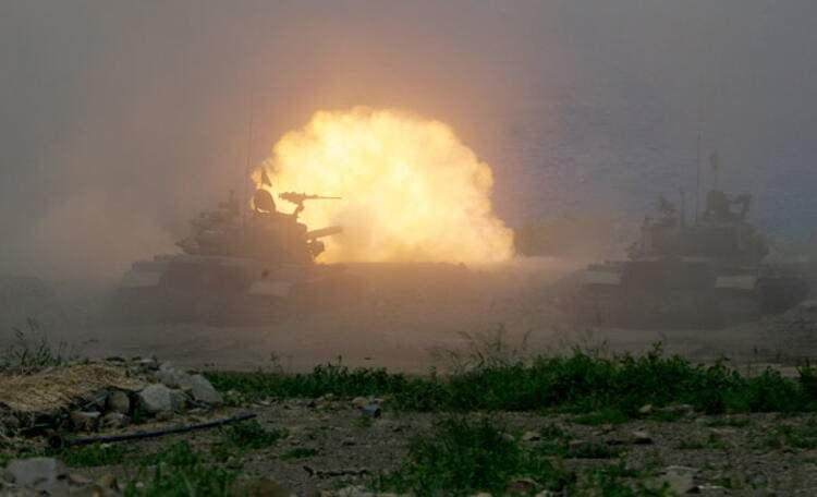 <p>Güney kenti Pingtung kıyılarındaki tatbikatta savaş gemileri ateş açmış, tank ve top atışları yapılmış, jetle ve helikopterler füze fırlatmıştı.</p>

<p> </p>
