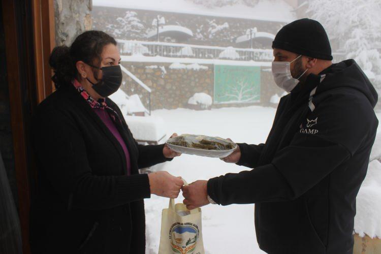 <p>Uludağ&rsquo;ın eteklerindeki Zeyniler k&ouml;y&uuml;nde 43 kadın kooperatif kurarak konak a&ccedil;tı.&nbsp;</p>
