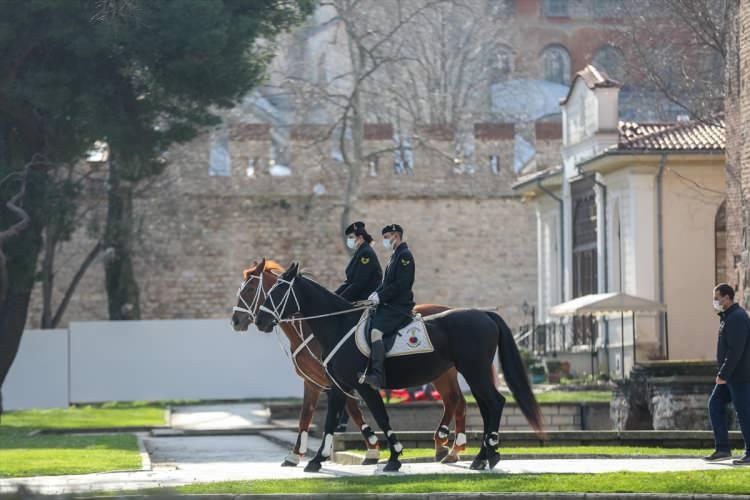 <p><strong>"Seyahat güvenliğinde lider bir ülkenin varlığını hissetmek çok güzel"</strong><br />
<br />
Gazeteci Tahir Zustra da salgın ortamında güvenli turizm imkanı sunan Türkiye'nin mutlaka görülmesi gereken bir ülke olduğunu belirterek, "Hayat standartlarımızın değiştiği günlerde Türkiye gibi seyahat güvenliğinde lider bir ülkenin varlığını hissetmek çok güzel." dedi.</p>
<p> </p>
<p> </p>