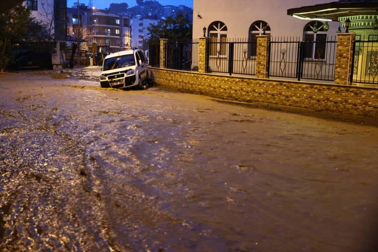 İzmir'de sağanak yine hayatı felç etti! CHP'li Belediye Başkanı uyardı: Trafiğe çıkmayın!