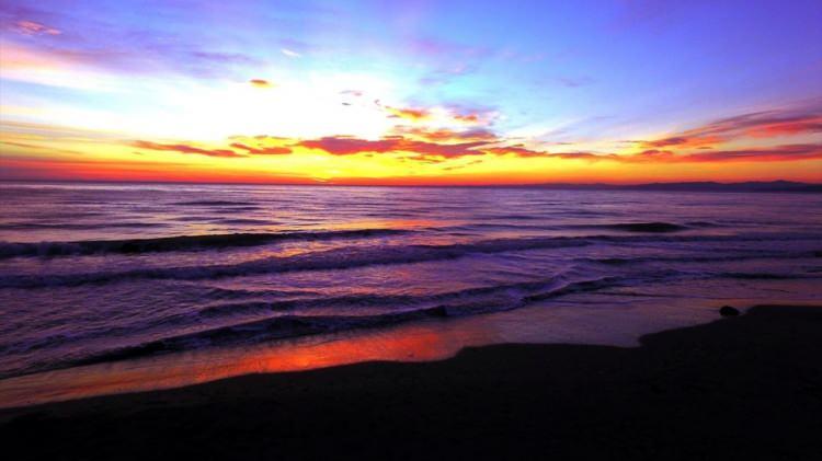 <p>Samsun`un 19 Mayıs, Bafra ve Ala&ccedil;am il&ccedil;eleri sınırlarında bulunan, Kızılırmak`ın denize d&ouml;k&uuml;ld&uuml;ğ&uuml; b&ouml;lgeyi de i&ccedil;ine alan, 56 bin hektar alana sahip Kızılırmak Deltası, biyolojik zenginliğiyle hem T&uuml;rkiye hem de d&uuml;nya doğal yaşam hayatı i&ccedil;in dikkatleri &uuml;zerine topluyor.</p>

<p>&nbsp;</p>
