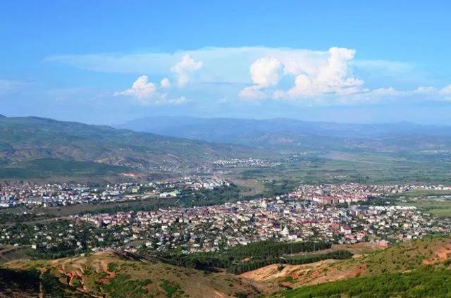 <p><strong>Bingöl 2020 nüfusu</strong><br />
<br />
281 bin 768 kişi.</p>
<p>Geçen yıla göre;<br />
<br />
1 bin 956 kişi arttı.</p>