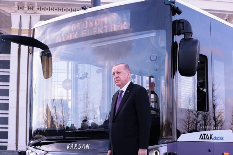 <p>Dünkü tanıtımı tarihi bir an olarak gördüğünü dile getiren Baş, "Sürücüsüz Seviye 4 Türkiye'nin ürettiği bir otobüse sahibiz bugün itibarıyla. Cumhurbaşkanımız da çok heyecanlandı. </p>
<p> </p>