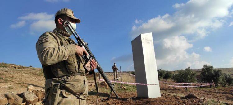 <p>Şanlıurfa’da tarihin sıfır noktası olarak bilinen Göbeklitepe yakınlarında bulunan metal blok yetkileri harekete geçirdi.</p>
