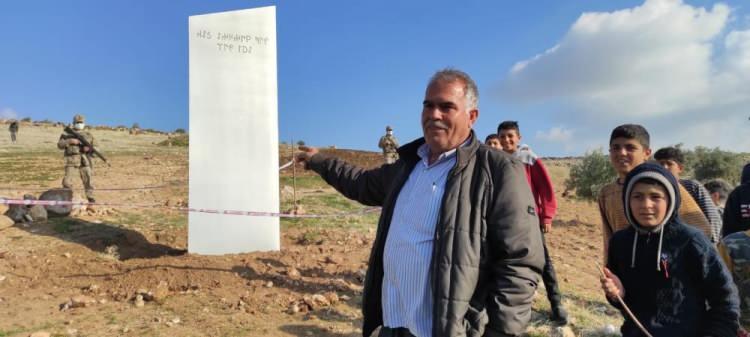 <p>Yaklaşık 3 metre yüksekliğinde, 45 santimetre uzunluğundaki metal bloku kimin yerleştirdiği araştırılıyor.</p>
