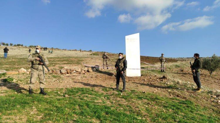 <p>Köylüler, arazide üzerinde farklı bir alfabeye ait yazı olan metal bir blok gördü.</p>
