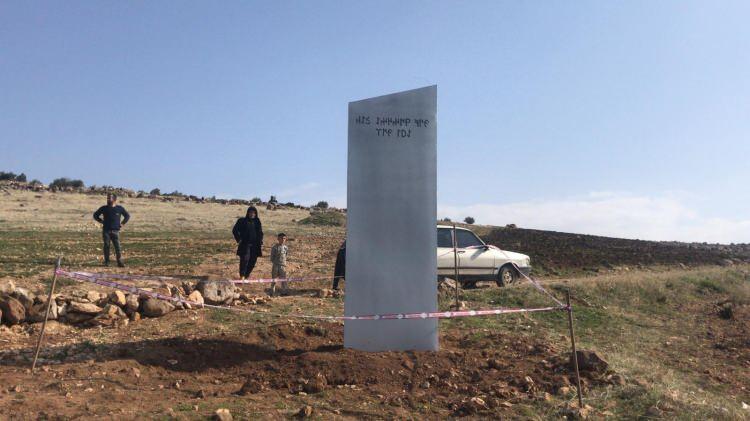 <p>Metal blok üzerinde inceleme yapan İl Turizm Müdürlüğü ekipleri alfabenin Göktürk alfabesi olduğunu ve yazıda ise <span style="color:#FF8C00"><strong>“Ay’ı görmek istiyorsan gökyüzüne bak” </strong></span>yazıldığını belirledi.</p>