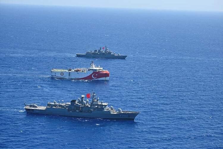<p>Bakan Çavuşoğlu, "Biz ne yaptık, sahaya indik, bayrak dalgalandırdık Akdeniz'de. Herkes Türkiye ile nasıl iş birliği yapılacağını öğrenmiş oldu" ifadesini kullandı.</p>
<p> </p>