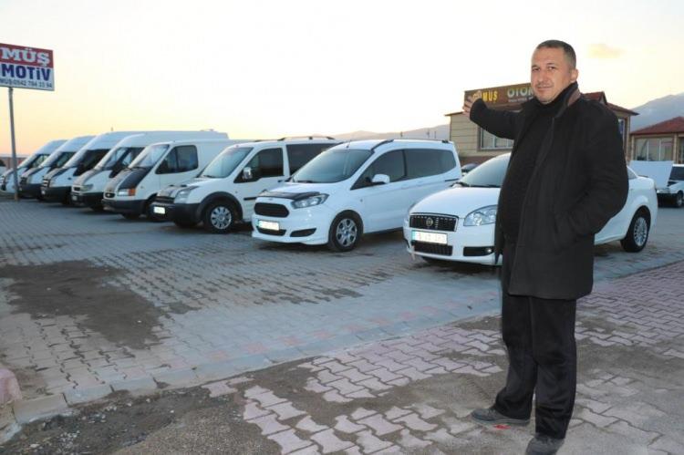 <p>Yüzlerce galericinin bulunduğu Gaziantep’in Nurdağı ilçesinde fiyatlardaki düşüşe rağmen araç satışları durma noktasına geldi.</p>
