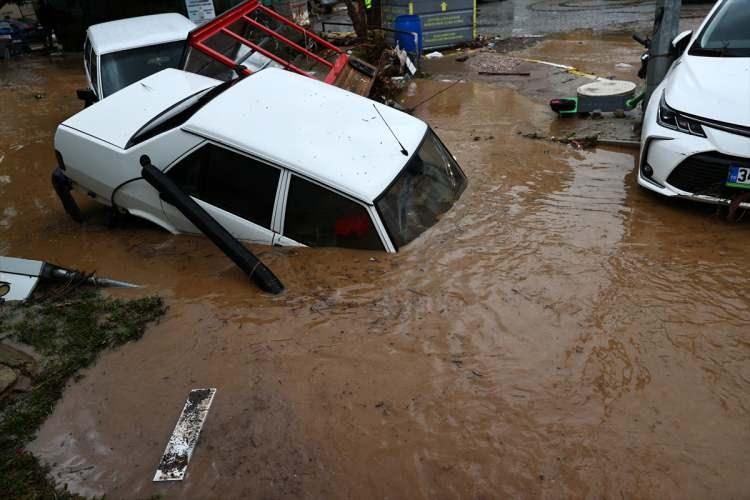 <p>İzmir'de etkili olan sağanak, birçok ilçede sel ve su baskınlarına neden oldu</p>

