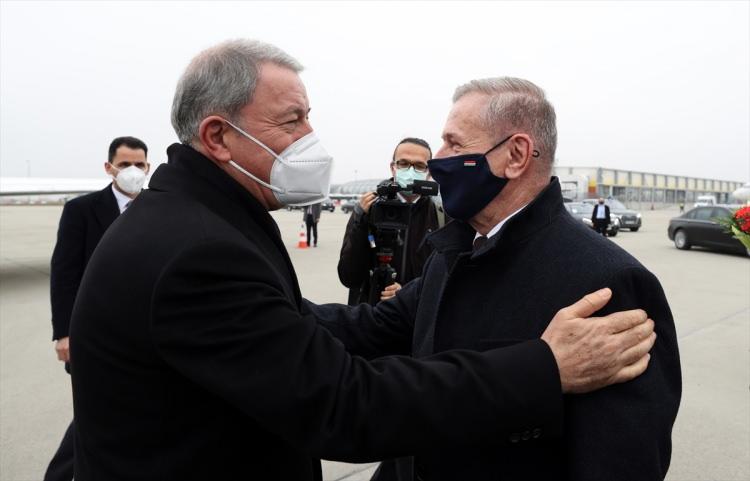 <p>Havalimanında, Macaristan Savunma Bakanı Tibor Benko tarafından karşılanan Bakan Akar, Budapeşte Türk Şehitliği’ni ziyaret etti.</p>

<p> </p>

