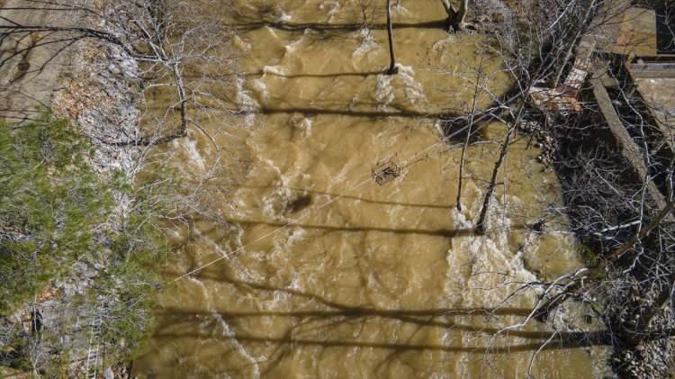 <p>Oymapınar ve Manavgat barajlarını besleyen &Uuml;z&uuml;mdere Irmağı, doğal g&uuml;zelliğiyle her mevsim ziyaret&ccedil;ilerinin ilgi odağı oluyor.</p>

<p>&nbsp;</p>
