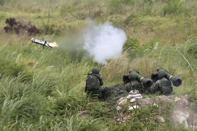 <p>Gerçek mermilerin ateşlendiği gövde gösterisinde F-16 savaş uçakları ile yerel Cihng-kuo jetleri karadaki hedefleri yerle bir etti. AP, onlarca helikopterin de füzeler fırlattığı tatbikatta yerdeki tankların da arka arkaya ateş açtığını aktardı.</p>

<p> </p>
