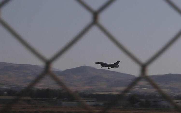 <p><strong>İSRAİL YUNAN PİLOTLARI EĞİTECEK </strong><br />
<br />
Yunanistan, drone ordusu satın alacağı İsrail'le ayrıca askeri işbirliği için anlaşmaya vardı. Doğu Akdeniz'de de müttefik olan iki ülke arasındaki anlaşmaya göre, Kalamata Havalimanı'nda bir pilot eğitim merkezi kurulacak.</p>