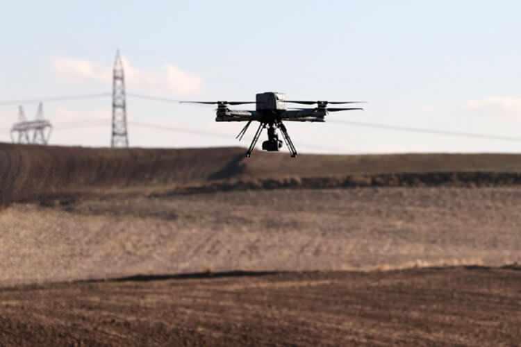 <p>"Platformumuz 6 kilogram ve çok kolay taşınabiliyor. Küçük bir yer kontrol istasyonuyla kullanılıyor. Üzerinde kendi tasarımımız termal ve elektro optik kameraları taşıyan stabilize gimbal sistemi var. Uçuş sırasında uçuştan etkilenmeyerek görüntü almamızı sağlıyor.</p>

<p> </p>
