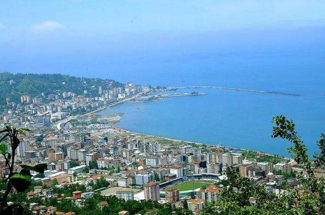 <p><strong>Rize 2020 nüfusu</strong><br />
<br />
344 bin 359 kişi.</p>

<p>Geçen yıla göre;</p>

<p>Bin 147 kişi arttı.</p>
